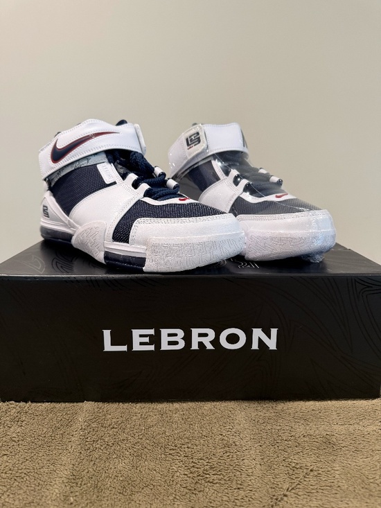 NIKE LEBRON ZOOM 2 BRAND NEW IN BOX SIZE 8